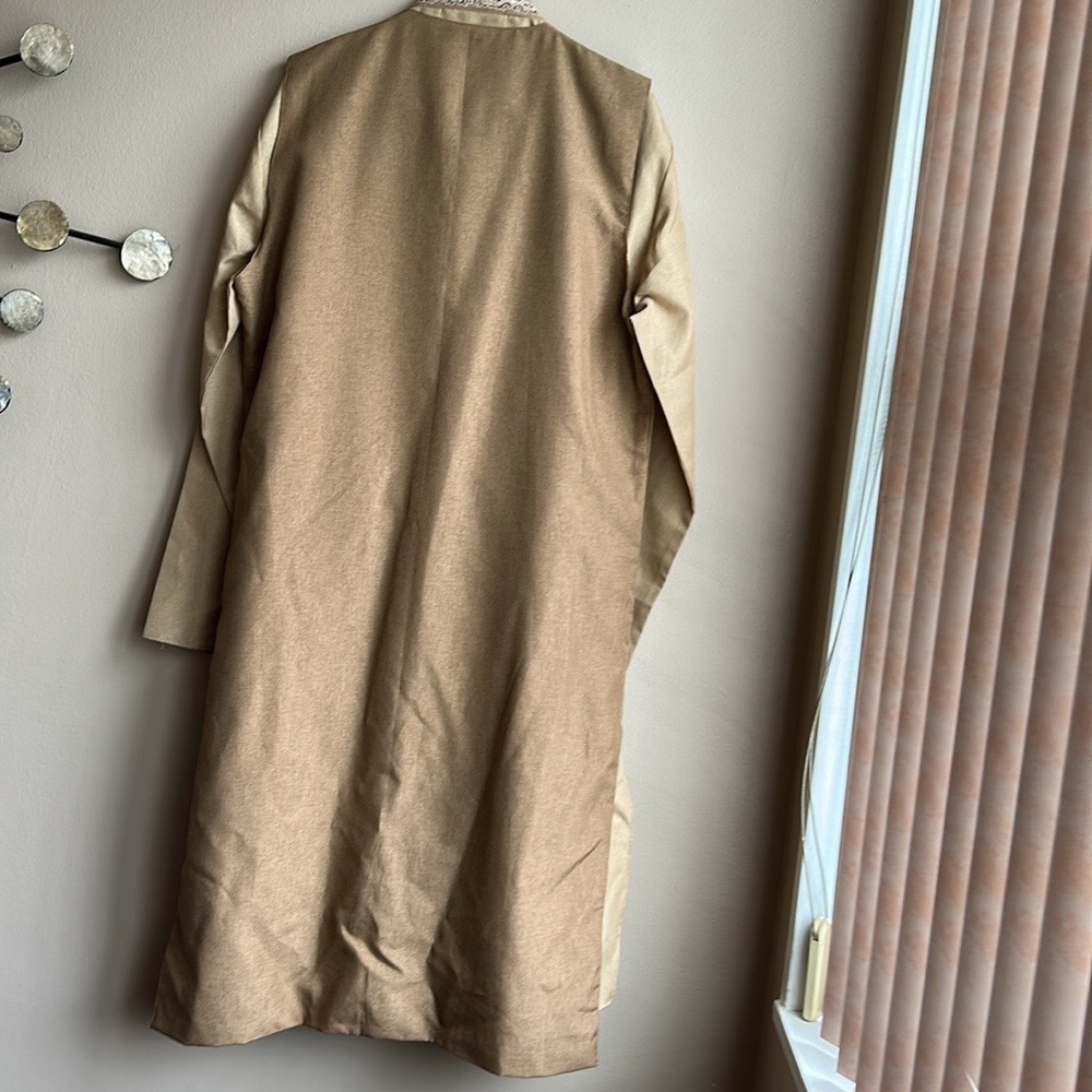 New Men’s Indian 3 Pc Wedding Outfit Kurta Pajama Jacket Embroidered Beige Sz 42 - Picture 5 of 5